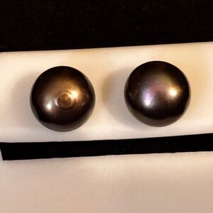 Elegant Black fresh water Pearls Stud Earrings